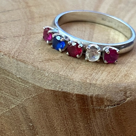 EUC 14k Gold ring diamond, sapphire, ruby & Garnet- 2.2 grams - Picture 2 of 12